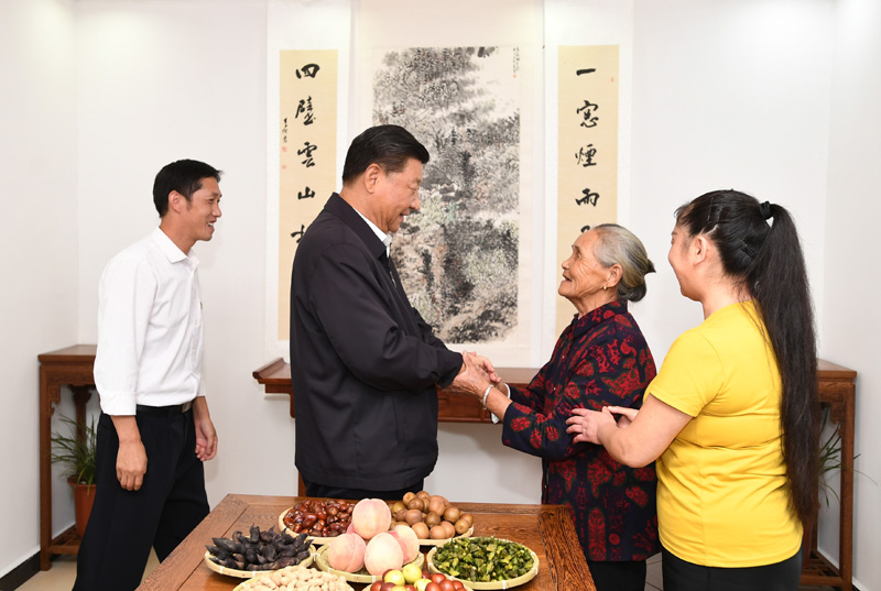 　　9月16日至18日，中共中央總書記、國家主席、中央軍委主席習(xí)近平在河南考察。這是16日下午，習(xí)近平在信陽市新縣田鋪鄉(xiāng)田鋪大塆“老家寒舍”民宿店，同店主一家親切交談。 新華社記者 謝環(huán)馳 攝