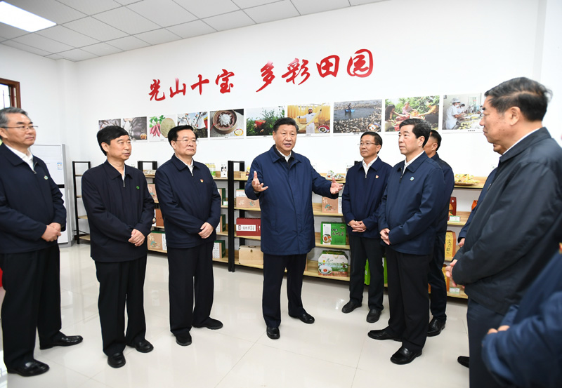 9月16日至18日，中共中央總書記、國家主席、中央軍委主席習(xí)近平在河南考察。這是17日上午，習(xí)近平在信陽市光山縣文殊鄉(xiāng)東岳村文化接待中心，了解光山縣脫貧工作和中辦在光山縣扶貧工作情況。新華社記者 謝環(huán)馳 攝