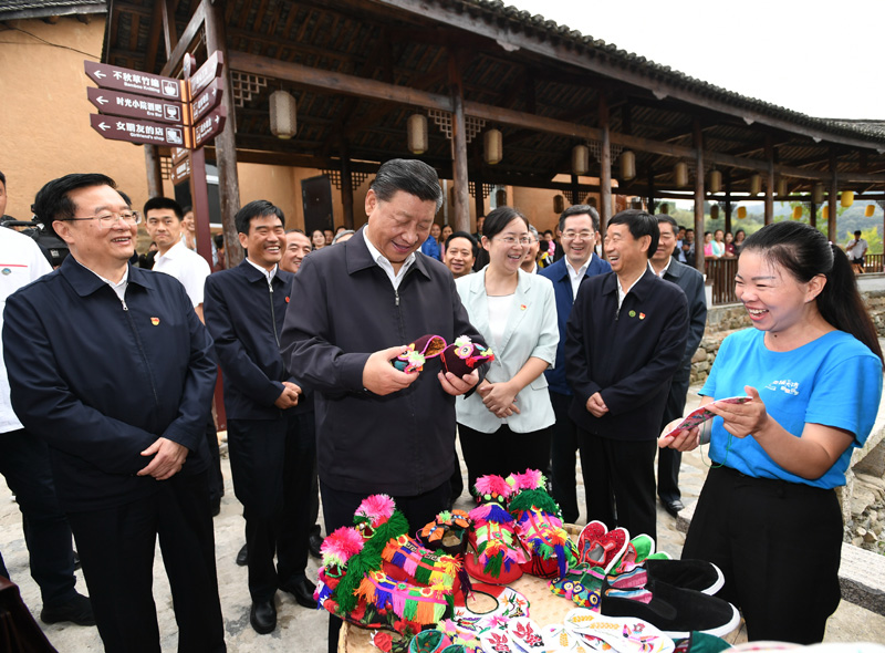 　　9月16日至18日，中共中央總書記、國家主席、中央軍委主席習(xí)近平在河南考察。這是16日下午，習(xí)近平在信陽市新縣田鋪鄉(xiāng)田鋪大塆考察調(diào)研。 新華社記者 謝環(huán)馳 攝