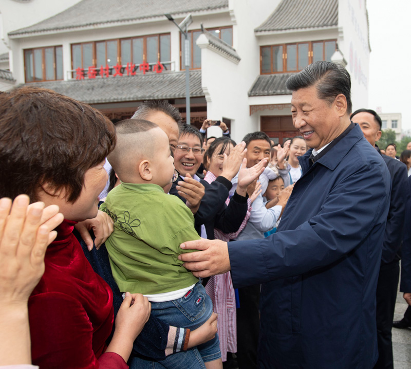 9月16日至18日，中共中央總書記、國家主席、中央軍委主席習(xí)近平在河南考察。這是17日上午，習(xí)近平在信陽市光山縣文殊鄉(xiāng)東岳村同鄉(xiāng)親們親切交流，祝愿鄉(xiāng)親們生活芝麻開花節(jié)節(jié)高。新華社記者 謝環(huán)馳 攝