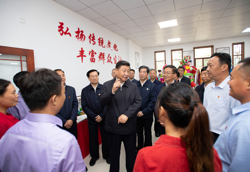 9月16日至18日，中共中央總書記、國家主席、中央軍委主席習(xí)近平在河南考察。這是17日上午，習(xí)近平在信陽市光山縣文殊鄉(xiāng)東岳村文化接待中心，同當(dāng)?shù)孛撠氈赂粠ь^人親切交流，勉勵他們帶動更多鄉(xiāng)親們致富。新華社記者 謝環(huán)馳 攝