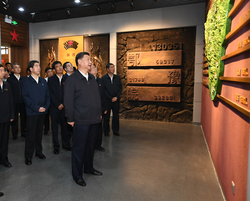 9月16日至18日，中共中央總書記、國家主席、中央軍委主席習(xí)近平在河南考察。這是16日下午，習(xí)近平來到位于信陽市新縣的鄂豫皖蘇區(qū)首府烈士陵園，瞻仰革命烈士紀(jì)念堂。 新華社記者 謝環(huán)馳 攝