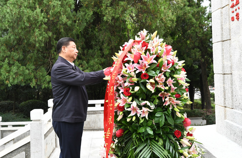 　　9月16日至18日，中共中央總書記、國家主席、中央軍委主席習(xí)近平在河南考察。這是16日下午，習(xí)近平來到位于信陽市新縣的鄂豫皖蘇區(qū)首府烈士陵園，瞻仰革命烈士紀(jì)念碑，向革命先烈敬獻(xiàn)花籃。 新華社記者 謝環(huán)馳 攝