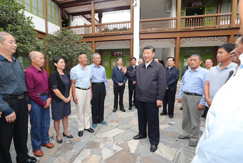 　　9月16日至18日，中共中央總書記、國家主席、中央軍委主席習(xí)近平在河南考察。這是16日下午，習(xí)近平在位于信陽市新縣的鄂豫皖蘇區(qū)首府革命博物館，同當(dāng)?shù)丶t軍后代、革命烈士家屬代表親切交談。 新華社記者 鞠鵬 攝