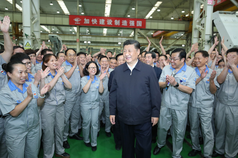 9月16日至18日，中共中央總書記、國家主席、中央軍委主席習(xí)近平在河南考察。這是17日下午，習(xí)近平在鄭州煤礦機(jī)械集團(tuán)股份有限公司總裝車間同工人們親切交流，鼓勵他們加強(qiáng)自主創(chuàng)新，爭創(chuàng)發(fā)展戰(zhàn)略優(yōu)勢。新華社記者 鞠鵬 攝