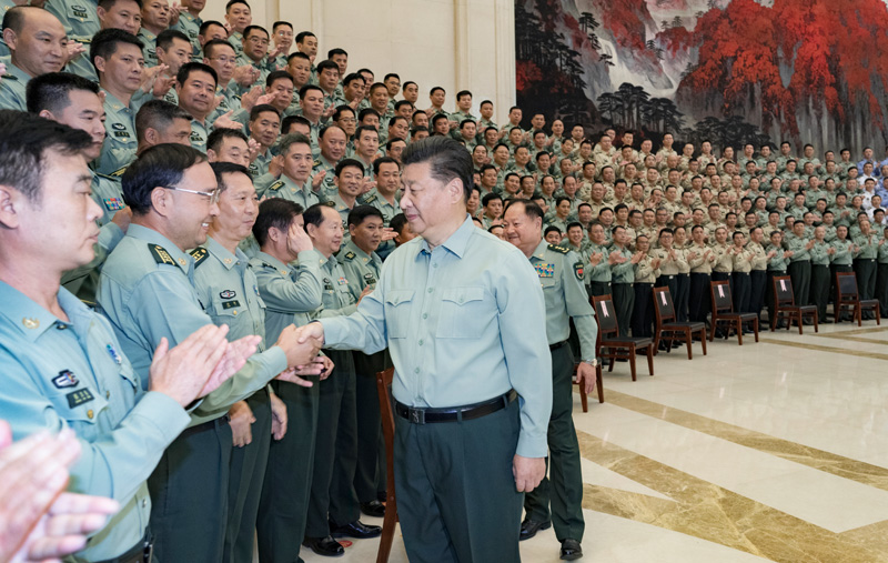 9月16日至18日，中共中央總書記、國家主席、中央軍委主席習(xí)近平在河南考察。這是18日上午，習(xí)近平在鄭州親切接見駐河南部隊(duì)副師職以上領(lǐng)導(dǎo)干部和團(tuán)級單位主官，代表黨中央和中央軍委向駐河南部隊(duì)全體官兵致以誠摯問候。新華社記者 李剛 攝