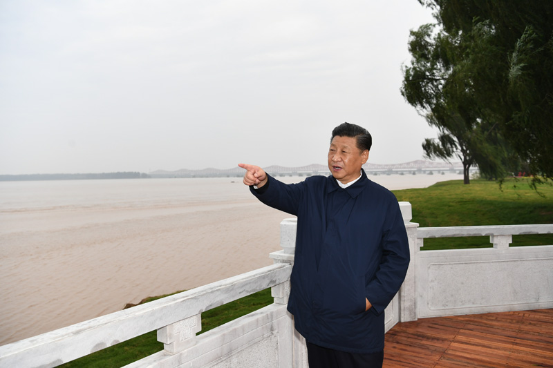9月16日至18日，中共中央總書記、國家主席、中央軍委主席習(xí)近平在河南考察。這是17日下午，習(xí)近平在鄭州黃河國家地質(zhì)公園，眺望黃河鄭州段。新華社記者 謝環(huán)馳 攝