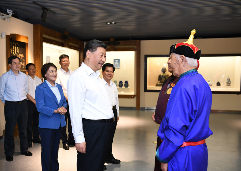 7月15日至16日，中共中央總書記、國(guó)家主席、中央軍委主席習(xí)近平在內(nèi)蒙古考察并指導(dǎo)開展“不忘初心、牢記使命”主題教育。這是15日上午，習(xí)近平在赤峰博物館同古典民族史詩(shī)《格薩（斯）爾》非物質(zhì)文化遺產(chǎn)傳承人親切交談。