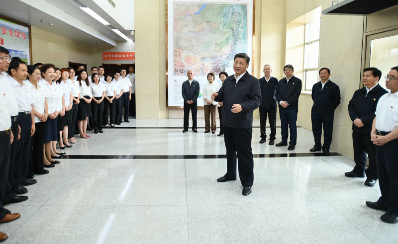 7月15日至16日，中共中央總書記、國(guó)家主席、中央軍委主席習(xí)近平在內(nèi)蒙古考察并指導(dǎo)開展“不忘初心、牢記使命”主題教育。這是16日上午，習(xí)近平到內(nèi)蒙古自治區(qū)自然資源廳，實(shí)地調(diào)研指導(dǎo)開展“不忘初心、牢記使命”主題教育。