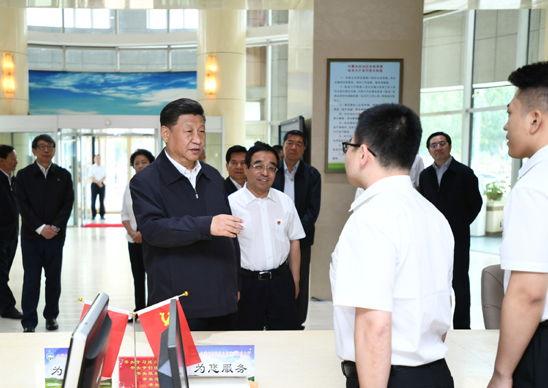 7月15日至16日，中共中央總書記、國(guó)家主席、中央軍委主席習(xí)近平在內(nèi)蒙古考察并指導(dǎo)開展“不忘初心、牢記使命”主題教育。這是16日上午，習(xí)近平在內(nèi)蒙古自治區(qū)自然資源廳自然資源政務(wù)大廳同工作人員交談，了解開展主題教育和落實(shí)便捷高效政務(wù)服務(wù)等情況。