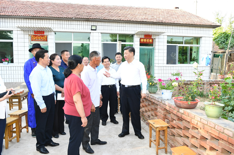 7月15日至16日，中共中央總書記、國(guó)家主席、中央軍委主席習(xí)近平在內(nèi)蒙古考察并指導(dǎo)開展“不忘初心、牢記使命”主題教育。這是15日下午，習(xí)近平在赤峰市喀喇沁旗河南街道馬鞍山村村民張國(guó)利家，同基層干部群眾代表親切交流。