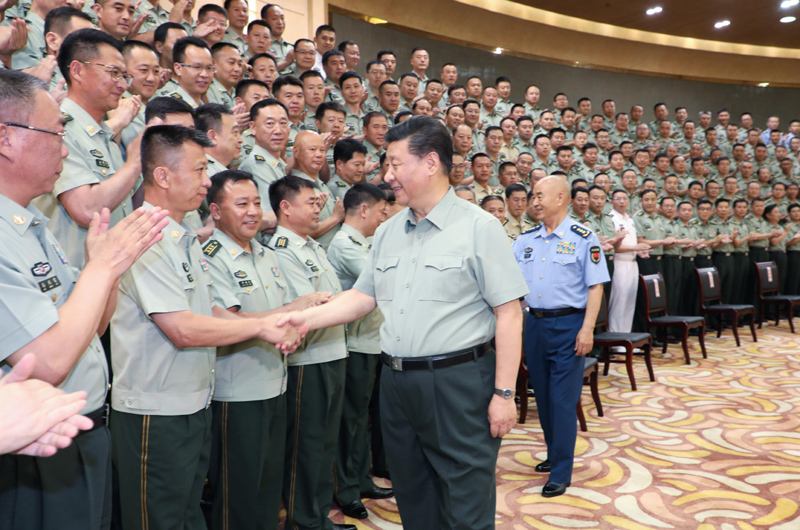 7月15日至16日，中共中央總書記、國(guó)家主席、中央軍委主席習(xí)近平在內(nèi)蒙古考察并指導(dǎo)開展“不忘初心、牢記使命”主題教育。這是16日上午，習(xí)近平在呼和浩特親切接見駐內(nèi)蒙古部隊(duì)副師職以上領(lǐng)導(dǎo)干部和團(tuán)級(jí)單位主官，代表黨中央和中央軍委向駐內(nèi)蒙古部隊(duì)全體官兵致以誠(chéng)摯問候。