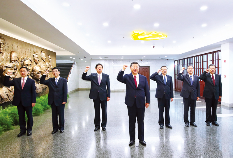 　2017年10月31日，中共中央總書記、國(guó)家主席、中央軍委主席習(xí)近平帶領(lǐng)中共中央政治局常委李克強(qiáng)、栗戰(zhàn)書、汪洋、王滬寧、趙樂(lè)際、韓正，瞻仰上海中共一大會(huì)址和浙江嘉興南湖紅船。這是31日上午，在上海中共一大會(huì)址紀(jì)念館，習(xí)近平帶領(lǐng)其他中共中央政治局常委同志一起重溫入黨誓詞。 新華社記者 蘭紅光/攝