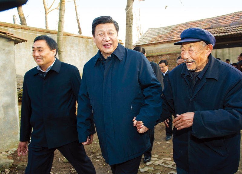 　2013年11月24日至28日，中共中央總書記、國(guó)家主席、中央軍委主席習(xí)近平在山東考察。 這是25日下午，習(xí)近平在地處沂蒙老區(qū)的臨沭縣曹莊鎮(zhèn)朱村親切地拉著83歲的“老支前”王克昌的手去他家看望。 新華社記者 謝環(huán)馳/攝