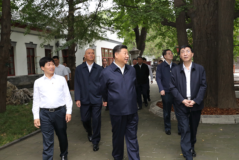 9月12日，中共中央總書記、國家主席、中央軍委主席習(xí)近平視察中共中央北京香山革命紀(jì)念地。這是習(xí)近平瞻仰雙清別墅。