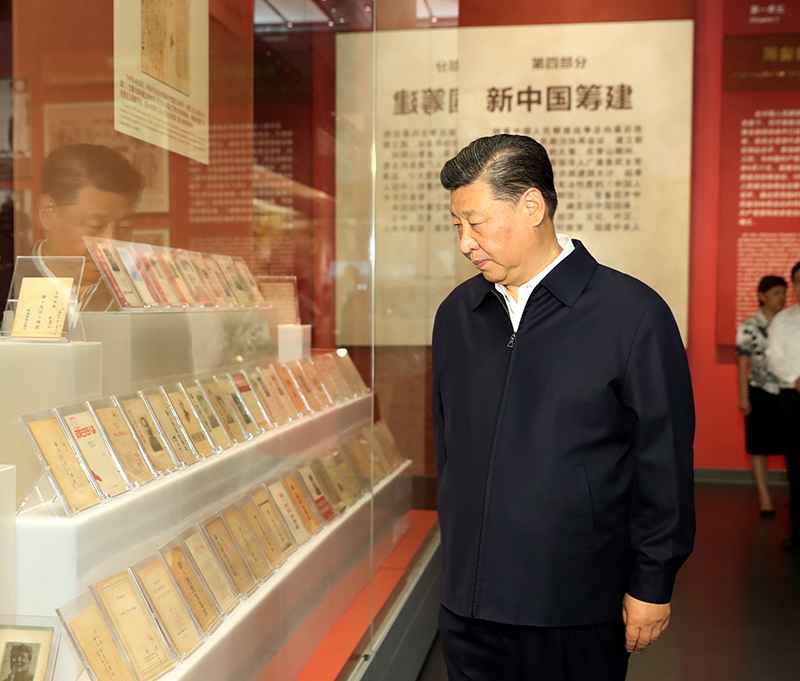 9月12日，中共中央總書記、國家主席、中央軍委主席習(xí)近平視察中共中央北京香山革命紀(jì)念地。這是習(xí)近平在香山革命紀(jì)念館參觀《為新中國奠基》主題展覽。