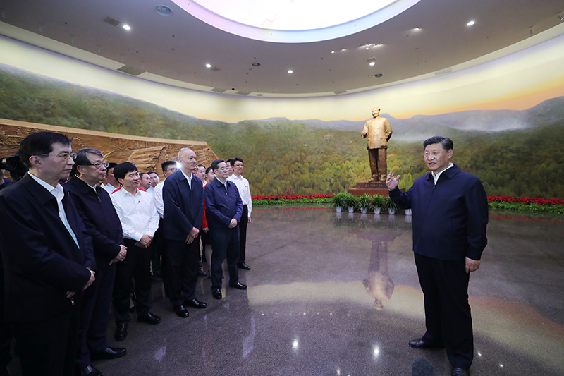 9月12日，中共中央總書記、國家主席、中央軍委主席習(xí)近平視察中共中央北京香山革命紀(jì)念地。這是習(xí)近平在香山革命紀(jì)念館參觀《為新中國奠基》主題展覽，并發(fā)表重要講話。