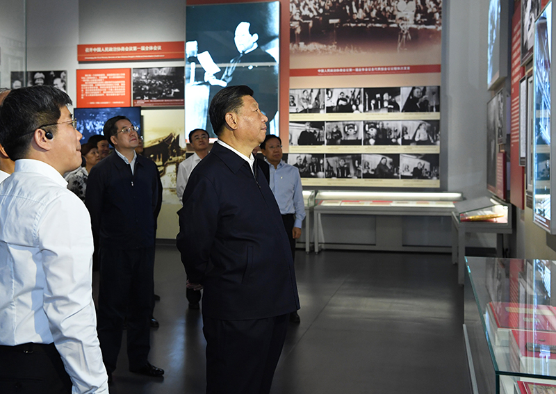 9月12日，中共中央總書記、國家主席、中央軍委主席習(xí)近平視察中共中央北京香山革命紀(jì)念地。這是習(xí)近平在香山革命紀(jì)念館參觀《為新中國奠基》主題展覽。