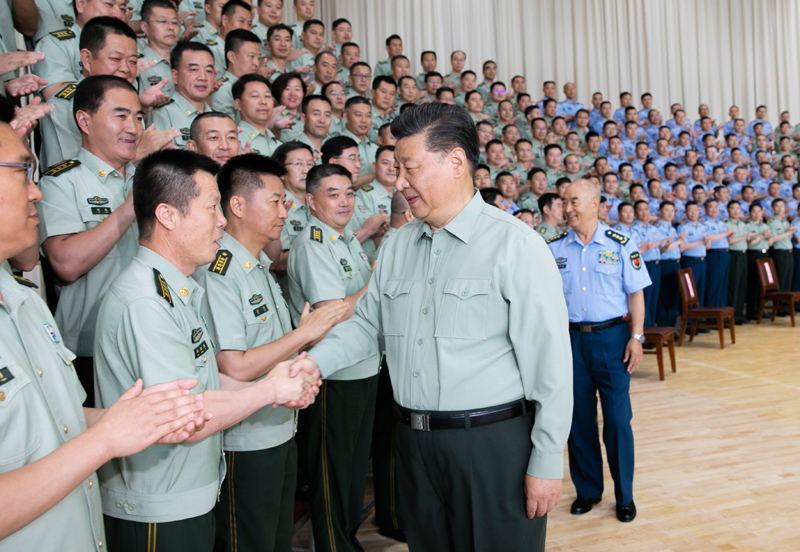 8月22日，中共中央總書記、國(guó)家主席、中央軍委主席習(xí)近平到空軍某基地視察。這是習(xí)近平親切接見駐甘肅部隊(duì)副師職以上領(lǐng)導(dǎo)干部和團(tuán)級(jí)單位主官。