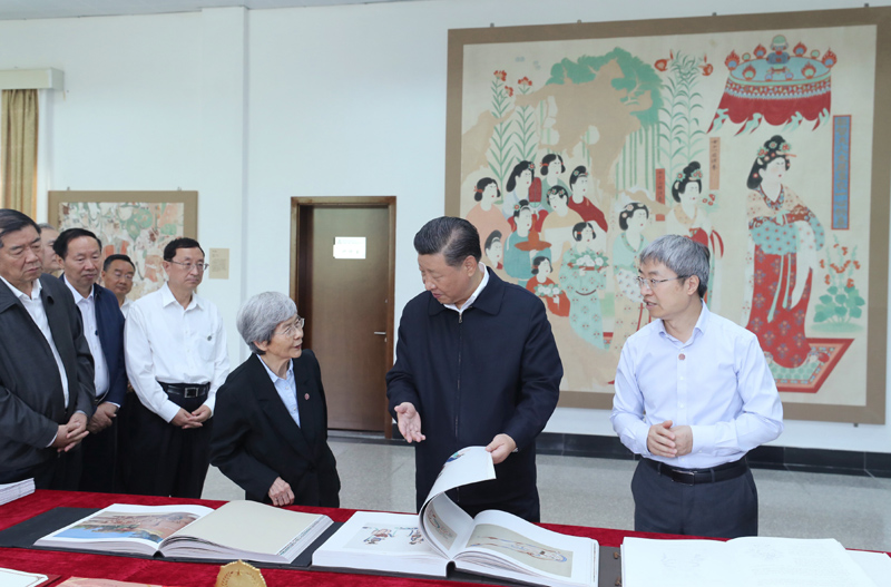 8月19日至22日，中共中央總書(shū)記、國(guó)家主席、中央軍委主席習(xí)近平在甘肅考察。這是19日下午，習(xí)近平在敦煌研究院察看珍藏文物和學(xué)術(shù)成果展示，了解文物保護(hù)和研究、弘揚(yáng)優(yōu)秀歷史文化情況。