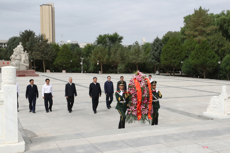 8月19日至22日，中共中央總書(shū)記、國(guó)家主席、中央軍委主席習(xí)近平在甘肅考察。這是20日上午，習(xí)近平來(lái)到張掖市高臺(tái)縣，瞻仰中國(guó)工農(nóng)紅軍西路軍紀(jì)念碑，向革命先烈敬獻(xiàn)花籃。