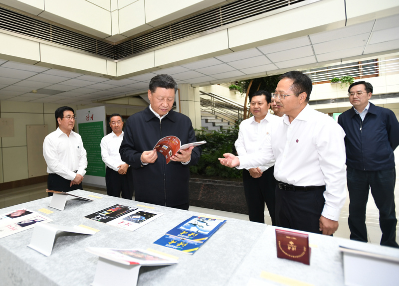 8月19日至22日，中共中央總書(shū)記、國(guó)家主席、中央軍委主席習(xí)近平在甘肅考察。這是21日下午，習(xí)近平在讀者出版集團(tuán)有限公司考察。