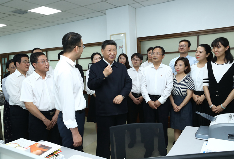8月19日至22日，中共中央總書(shū)記、國(guó)家主席、中央軍委主席習(xí)近平在甘肅考察。這是21日下午，習(xí)近平在《讀者》編輯部同工作人員交流，勉勵(lì)他們?yōu)槿嗣裉峁└鄡?yōu)秀精神食糧。