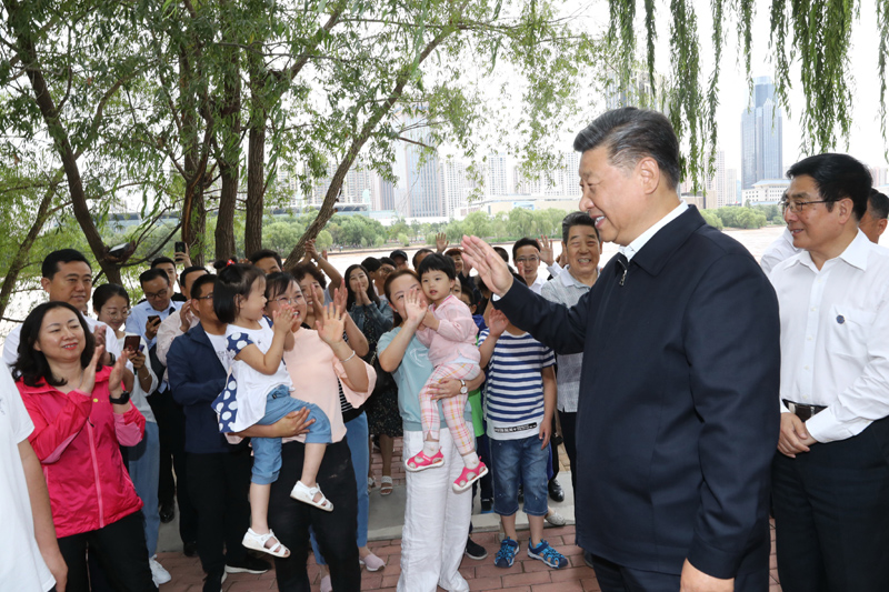 8月19日至22日，中共中央總書(shū)記、國(guó)家主席、中央軍委主席習(xí)近平在甘肅考察。這是21日下午，習(xí)近平在蘭州市黃河治理蘭鐵泵站項(xiàng)目點(diǎn)同正在休閑的群眾親切交談。