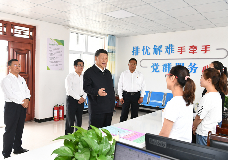8月19日至22日，中共中央總書(shū)記、國(guó)家主席、中央軍委主席習(xí)近平在甘肅考察。這是21日上午，習(xí)近平在武威市古浪縣黃花灘生態(tài)移民區(qū)富民新村黨群服務(wù)中心考察。